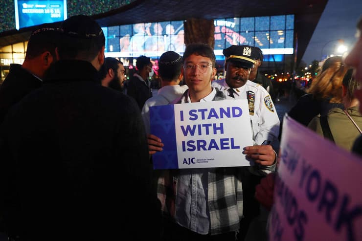 אחד מאלפי האוהדים שהגיעו לתמוך בישראל