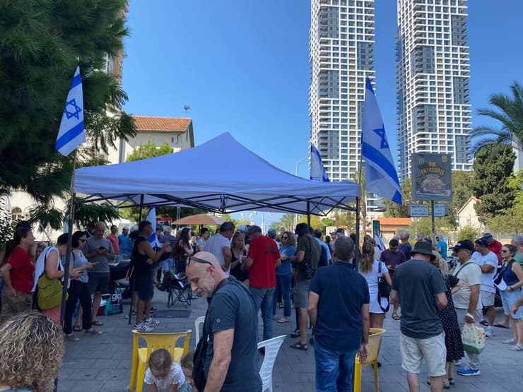 עשרות אנשים הגיעו לאביחי ברודץ  בתל אביב