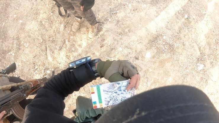 מחבלים של חמאס שפשוט על בסיס מודיעין של צה"ל במתקפת הפתע. מתוך צילום מסך של מצלמת הראש שהרכיב מפקד חוליית המחבלים