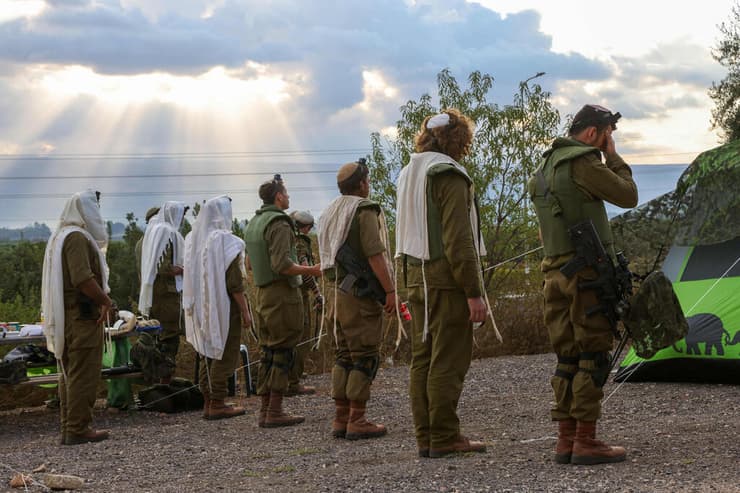 חיילי צה"ל מתפללים בגבול לבנון