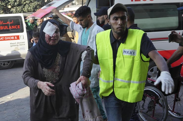 פצועים בדרך ל בית חולים בעיר דיר אל-בלח במרכז רצועת עזה