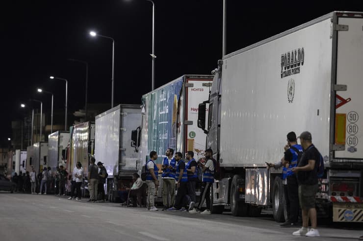 משאיות עם סחורה ממתינות ליד מעבר רפיח במצרים