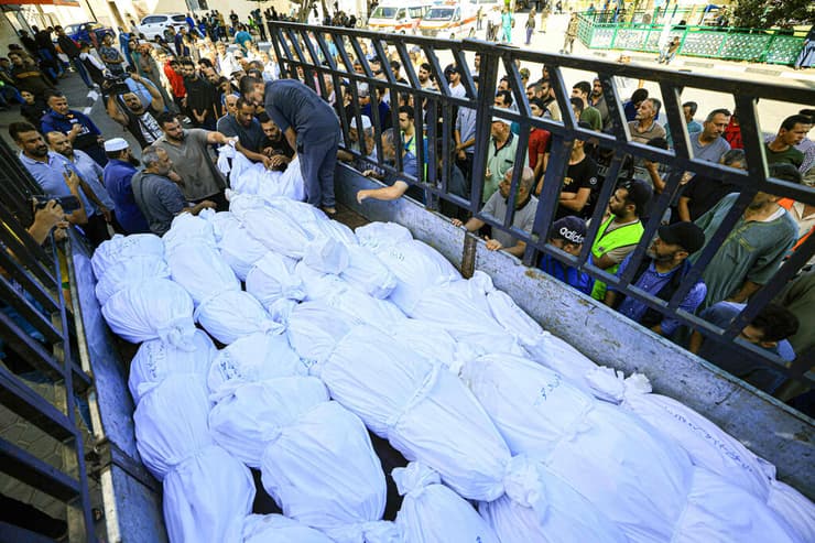 מפנים גופות להלוויה ב דיר אל-בלח שבמרכז רצועת עזה