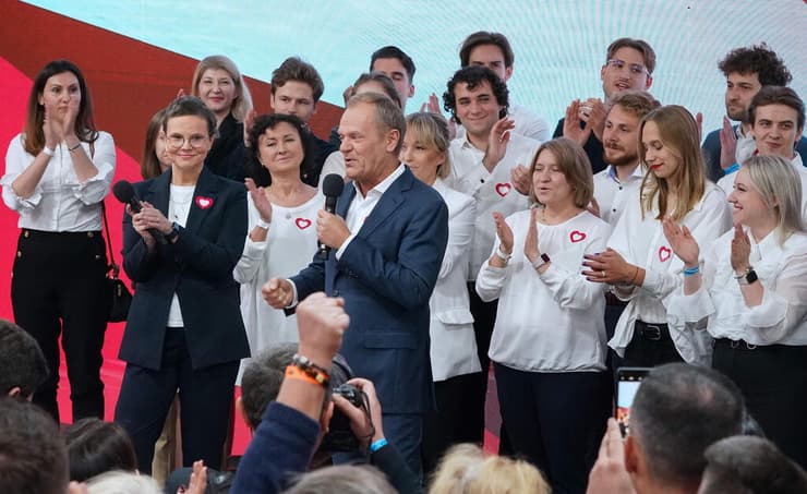 פולין מנהיג האופוזיציה דונלד טוסק הכריז על ניצחון ב בחירות