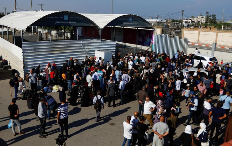  פלסטינים עם אזרחות כפולה מחכים לכניסה למצרים במעבר רפיח