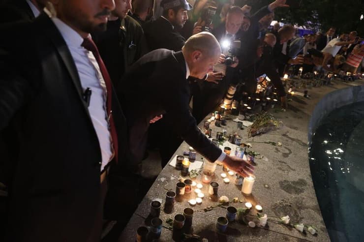 אולף שולץ הדליק נרות לזכר הנרצחים בכיכר דיזנגוף