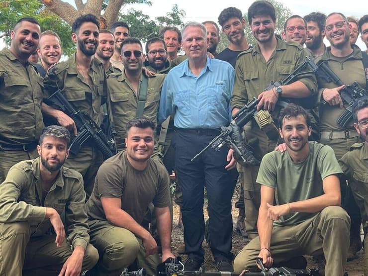 קולונל ריצ'רד קמפ עם חיילים בצפון חרבות ברזל