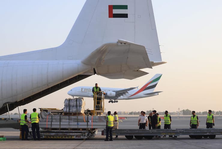 סחורה עבור הפלסטינים מועלית על מטוס בדובאי