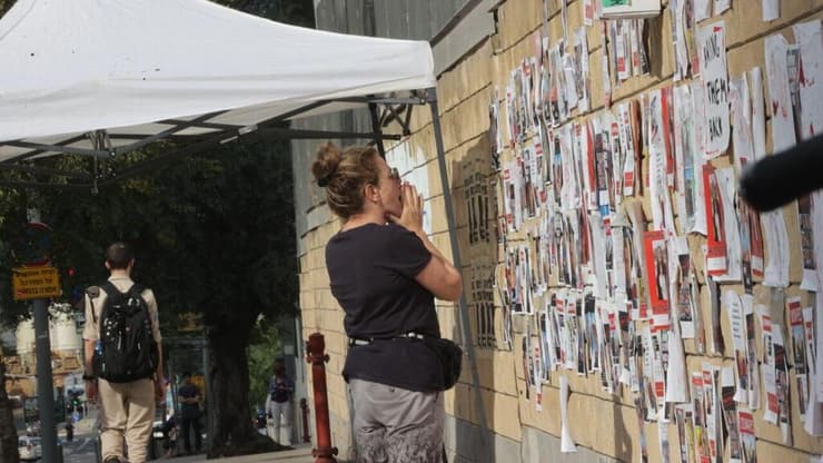 מתכוננים להפגנת משפחות החטופים והשבויים כשביידן יגיע ברחוב קפלן, תל אביב