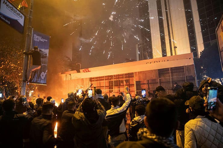 מפגינים מחוץ לשגרירות ישראל באיסטנבול בעקבות הפיצוץ בבית החולים בעזה