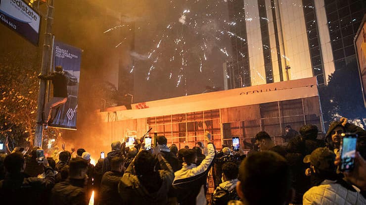מפגינים מחוץ לשגרירות ישראל באיסטנבול בעקבות הפיצוץ בבית החולים בעזה