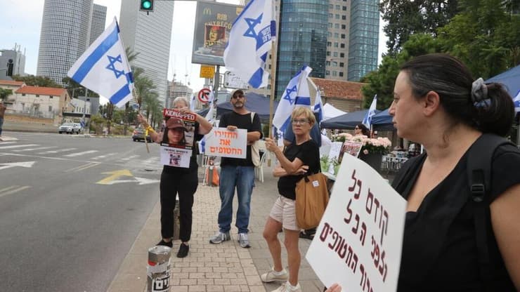מתכוננים להפגנת משפחות החטופים והשבויים כשביידן יגיע ברחוב קפלן, תל אביב