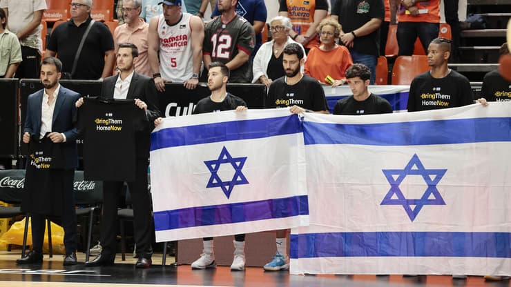 שחקני מכבי ת"א עם דגל ישראל