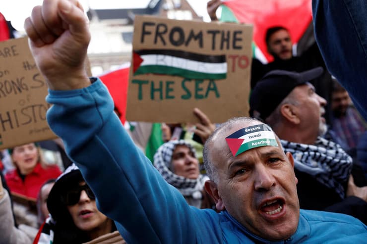 הפגנה אנטי ישראלית באמסטרדם, שבה קראו ל"שחרור פלסטין" מהירדן לים