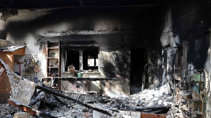 ההרס בקיבוץ ניר עוז ( צילום: JACK GUEZ / AFP) קיבוץ ניר עוז