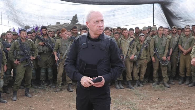 שר הביטחון יואב גלנט מדבר עם חיילים בגבול עזה