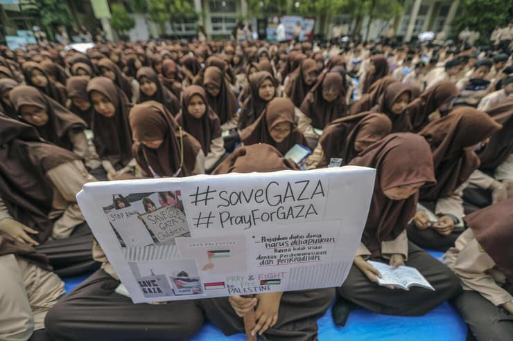 חרבות ברזל חמאס עזה אינדונזיה מפגינים לאות תמיכה ב פלסטינים נגד ישראל
