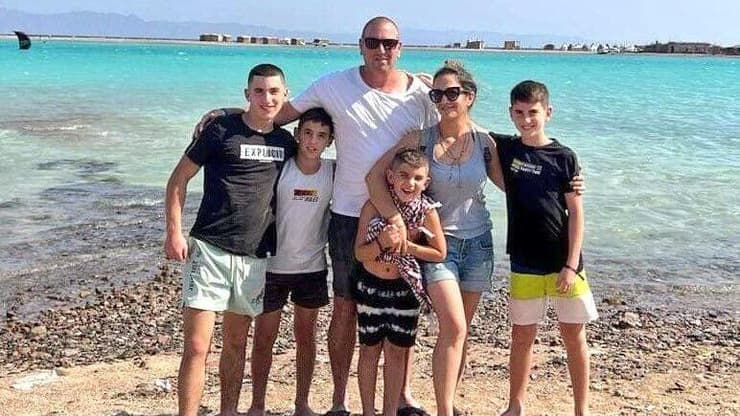 רינת אבן (האמא), חן אבן (אבא). אלון אבן, עידו אבן (שני הילדים הגדולים)