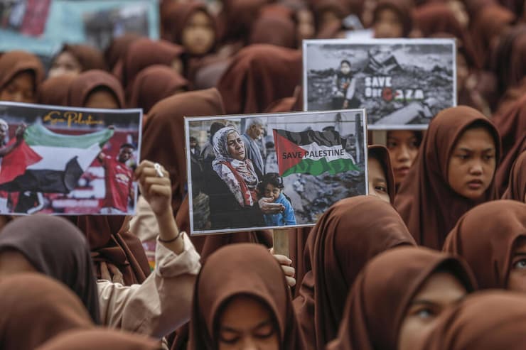 חרבות ברזל חמאס עזה אינדונזיה מפגינים לאות תמיכה ב פלסטינים נגד ישראל