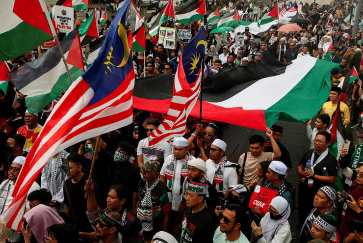 חרבות ברזל מלזיה קואלה לומפור מפגינים נגד ישראל מול שגרירות ארה"ב