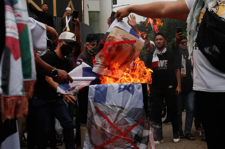 חרבות ברזל מלזיה קואלה לומפור מפגינים נגד ישראל מול שגרירות ארה"ב שורפים תמונה של יצחק הרצוג