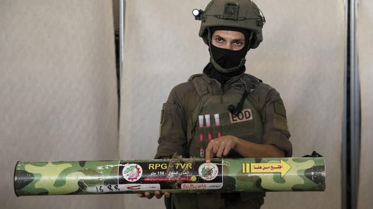 התחמושת של מחבלי חמאס מוצגת לתקשורת בקריית מלאכי