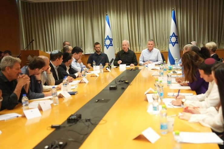 שר הביטחון יואב גלנט בועדת חוץ וביטחון בססיס הקריה בתל אביב