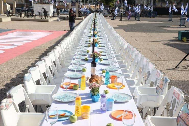 סעודת שבת של משפחות החטופים בכיכר דיזנגוף