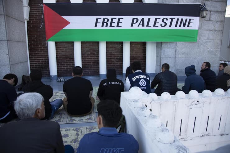 חרבות ברזל חמאס עזה פלסטינים ו ערבים מפגינים נגד ישראל  ב סיאול דרום קוריאה