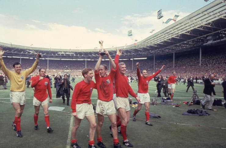 בובי צ'רלטון מניף את גביע העולם ב-1966