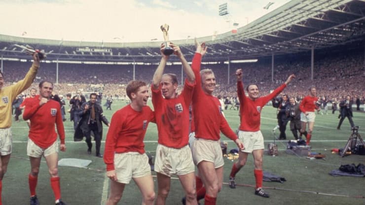 בובי צ'רלטון מניף את גביע העולם ב-1966