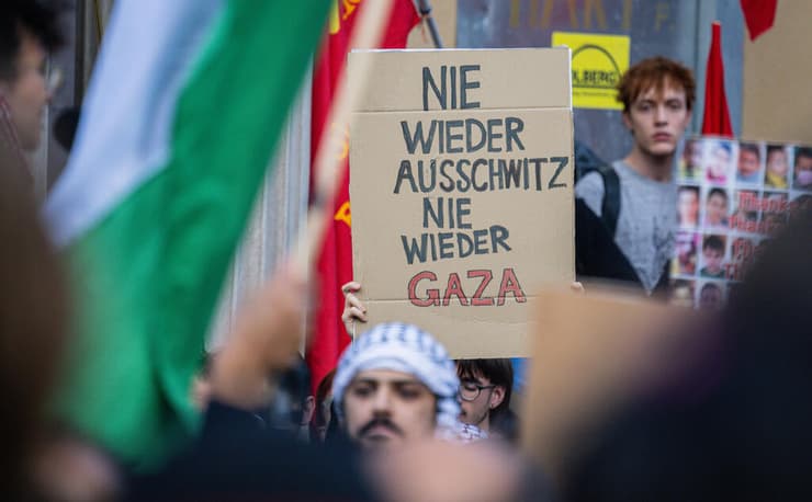 וינה אוסטריה  פרו פלסטינים הפגנות בעד עזה נגד ישראל 