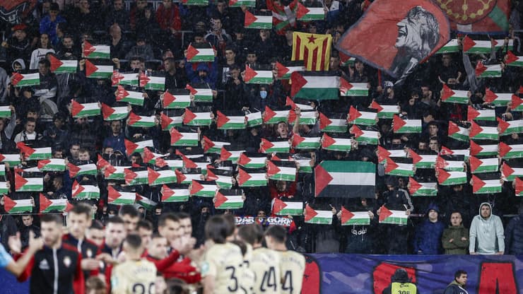 אוהדי אוסאסונה מניפים דגלי פלסטין 