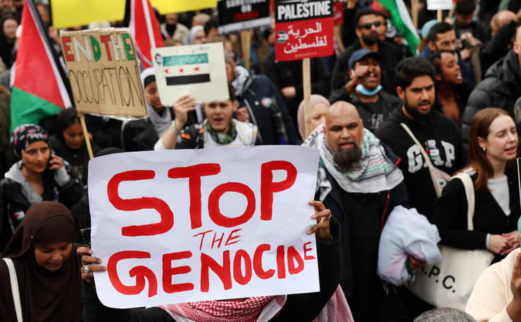 חרבות ברזל לונדון בריטניה אנגליה  מפגינים נגד ישראל בעד פלסטינים עזה