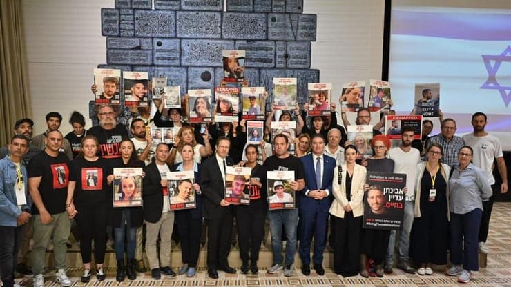 נשיא המדינה יצחק הרצוג נפגש עם משפחות החטופים והנעדרים בבית הנשיא בירושלים
