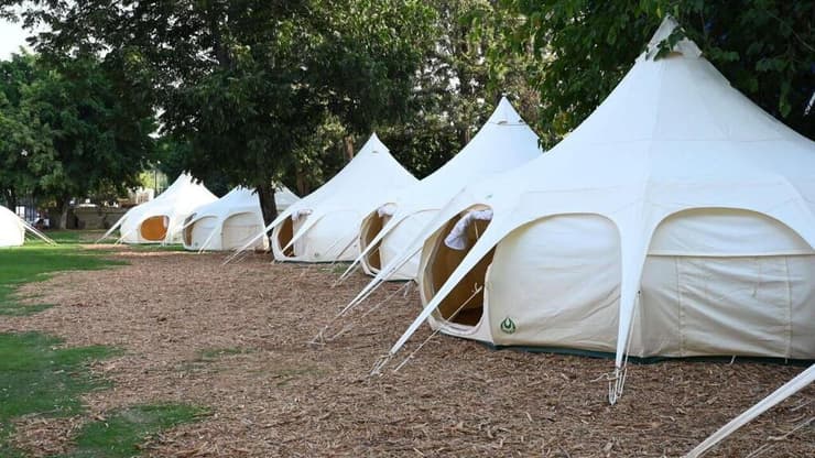 אוהלים גמפלינג שהוקמו במתחם כפר המכביה למפונים מהצפון