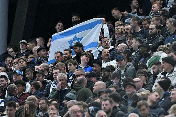 דגל ישראל מונף באצטדיון של טוטנהאם