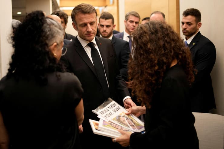 נשיא צרפת עמנואל מקרון נפגש עם משפחות של הרוגים וחטופים לאחר שנחת בנתב"ג
