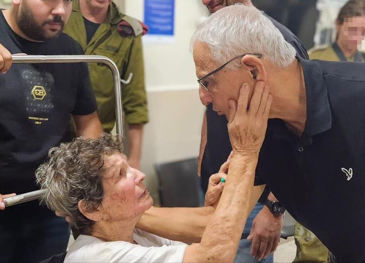 נחום ברנע ויוכקה ליפשיץ בבית החולים איכילוב, ביום השחרור (צילום: ג׳ני ירושלמי, דוברות איכילוב) יוכבד ליפשיץ בבית החולים איכילוב, לאחר ששוחררה משבי חמאס