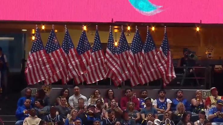 המחווה של דנבר: 10 דגלי ארה"ב הוצגו באולם, בשביל 10 האמריקאים שנמצאים בשבי החמאס