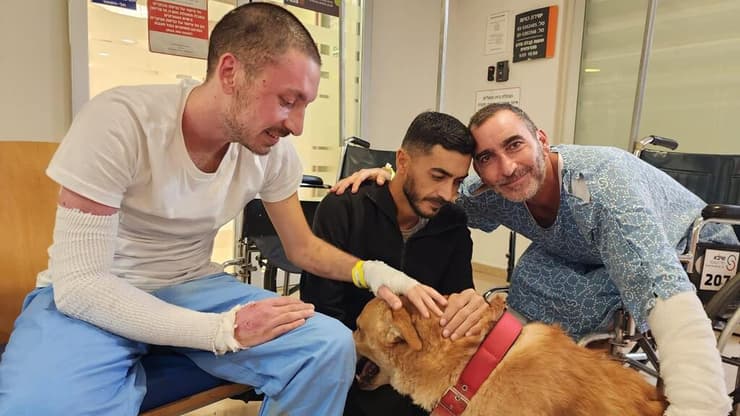 יריב אליהו (משמאל) עם הכלב ריי בבית החולים שיבא