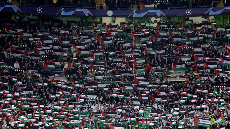 אוהדי סלטיק עם דגלי פלסטין