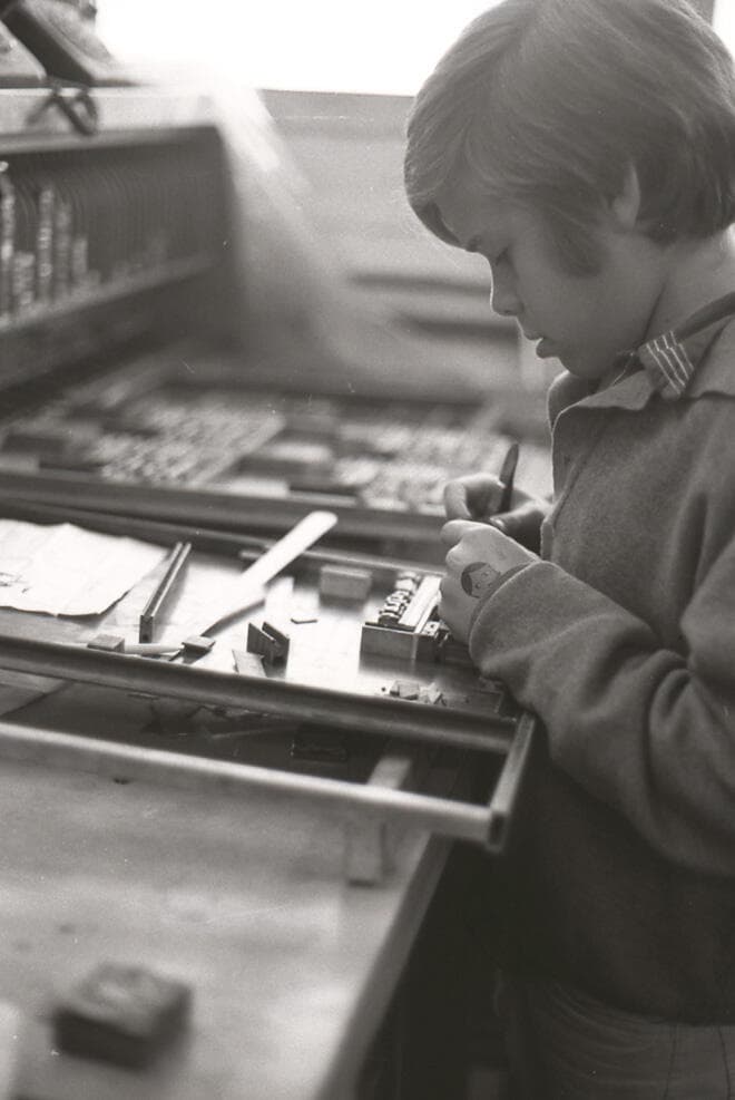 ילד מסדר אותיות דפוס בקיבוץ בארי, 1975