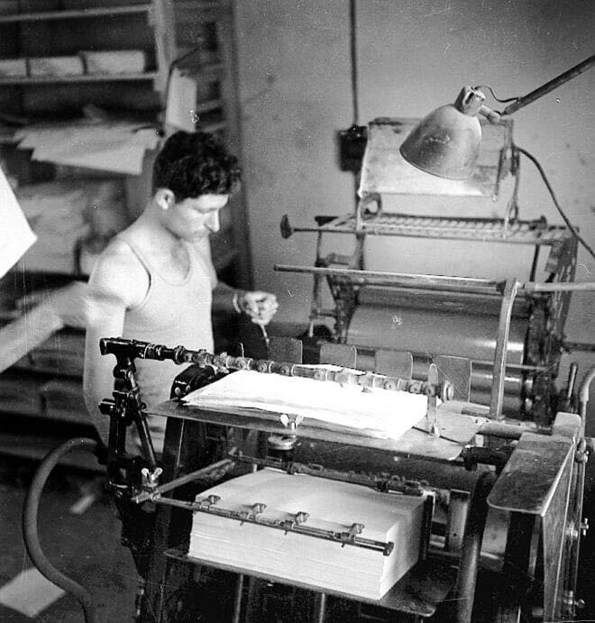 מושקה, חבר קיבוץ בארי, ליד מכונת דפוס, שנות ה-50