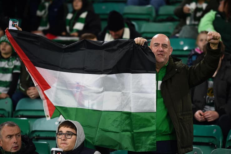 אוהד סלטיק עם דגלי פלסטין