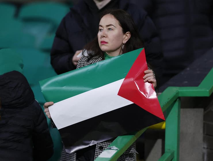 אוהדת סלטיק עם דגלי פלסטין