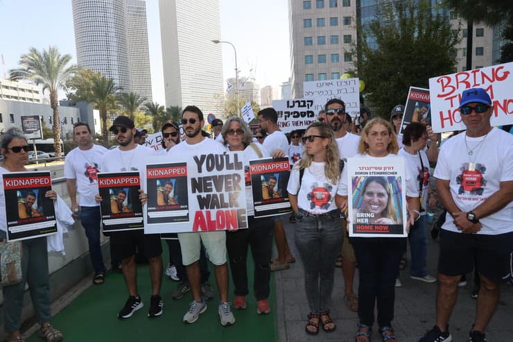 אירוע הזדהות של חברי קיבוץ כפר עזה עם החטופים והנעדרים בתל אביב