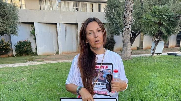 איילת סמרנו אימו של יונתן סמרנו  שבת שלישית בשבי, בין תקווה לייאוש: כתיבה של רז שכניק עם משפחות החטופים בתל אביב