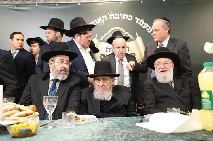 הרבנים לאו והרב ברוך אזרחי (במרכז)