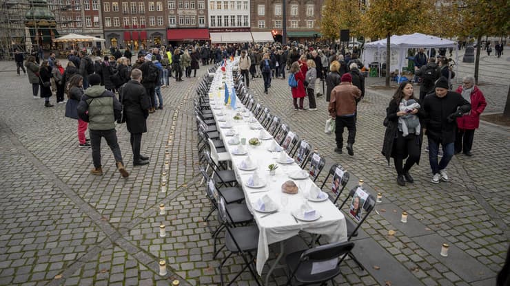 שולחן קבל שבת עם כסאות ריקים בדנמרק